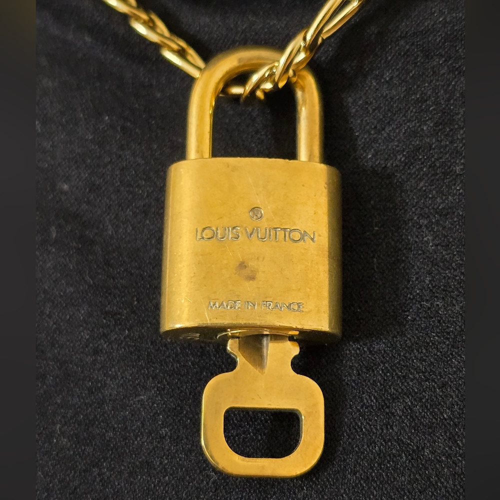 🟡Authentic Louis Vuitton Gold Padlock & Key Necklace Set #318 🟡 - Picture 4 of 14